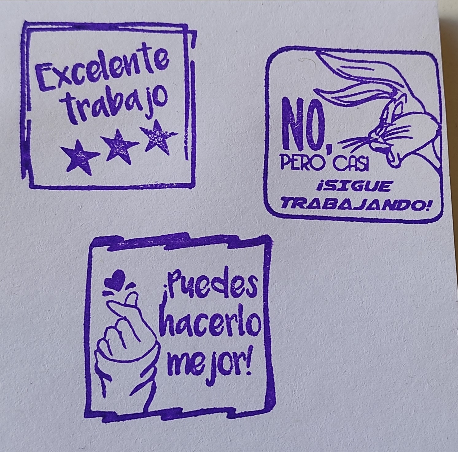 Set timbres de goma con diseños para evaluación de actividades - 3 unidades - Ideal para uso escolar y doméstico - Modelo A