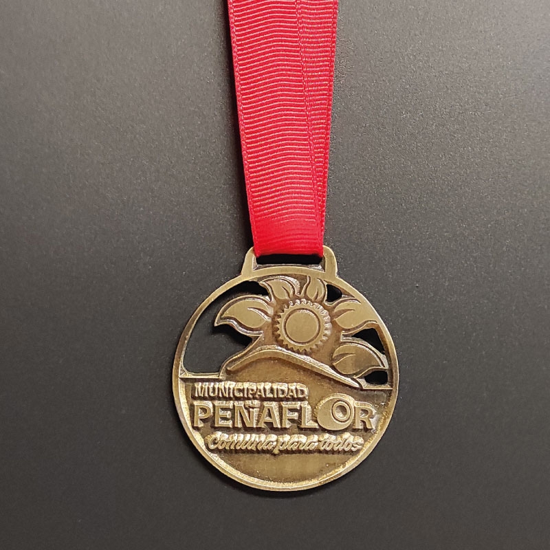 Medalla metálica de 6 cm personalizada en colores dorado plata y cobre a elección, fabricada en Zamak, incluye diseño.