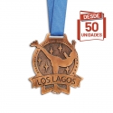 Medalla metálica de 8 cm con diseño personalizado en tonalidades dorado, plata y/o cobre, fabricada en ZAMAC, incluye diseño al por mayor
