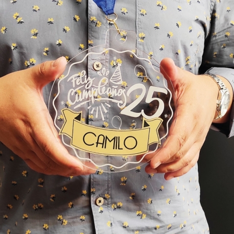 Medalla de Feliz Cumpleaños 15 cms con placa metalizada