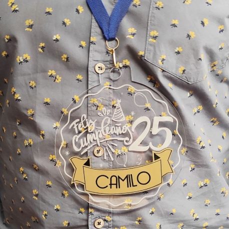 Medalla de Feliz Cumpleaños 15 cms con placa metalizada