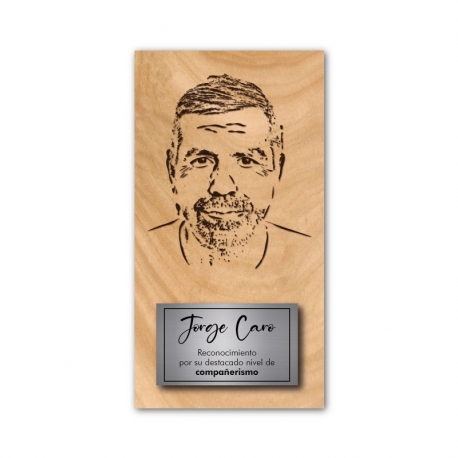 Rostro + placa grabado en cuña madera 9 x 17 cm