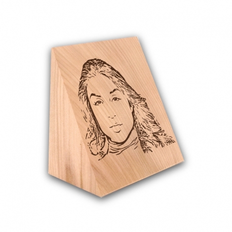 Rostro grabado en media cuña madera 