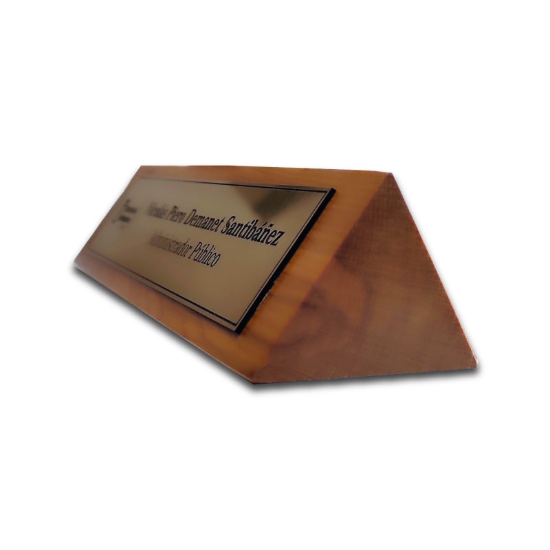 Porta nombre de escritorio personalizado triangulo de madera con placa grabada 24x5 cms