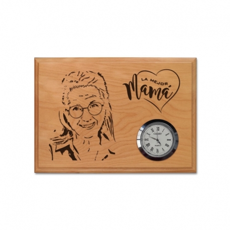 Grabado de rostro / retrato sobre madera nativa con reloj