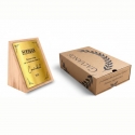 Galvano Media Cuña de madera nativa con placa metalizada - Tamaño pequeño - Diseño personalizable - Incluye caja de presentación
